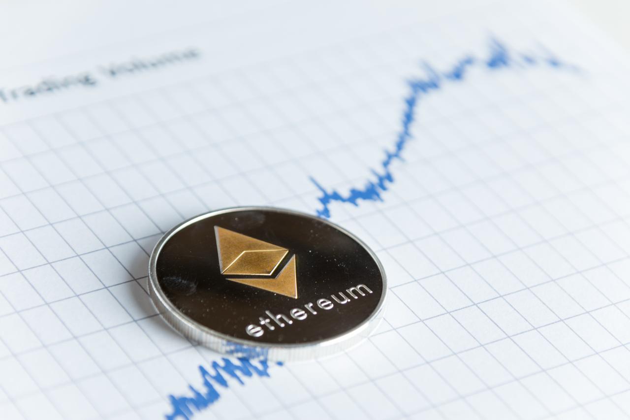 以太坊逼近2000美元：ETF资金回流与技术结构双共振