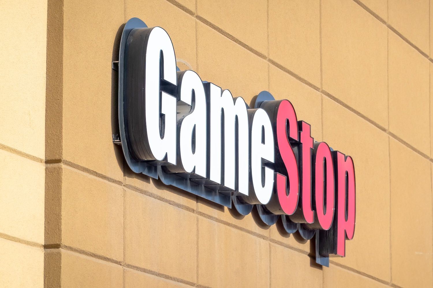 GameStop换股清债引股价下挫，稀释风险成焦点