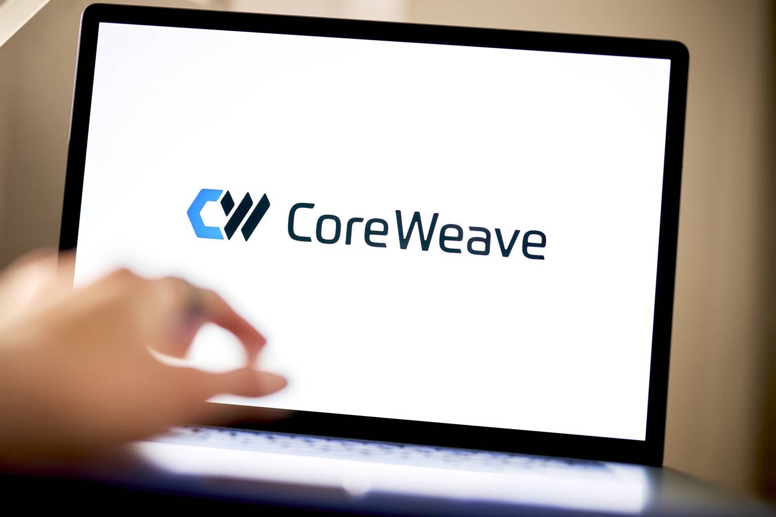 CoreWeave股价暴跌背后：AI热潮下的债务隐忧与机构分歧